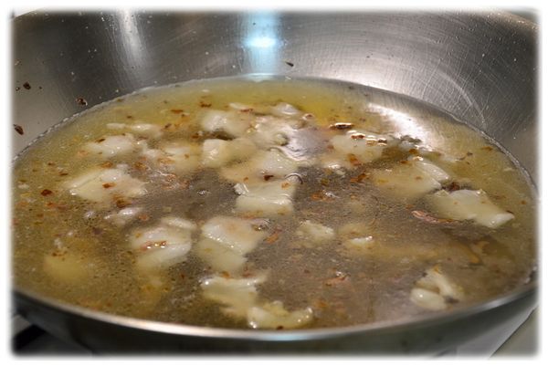 再將之前浸泡香菇的香菇水，加入自製的天然雞高湯塊（沒有東加西加奇怪的調味料，放入製冰盒內保存，需要時依份量所需再一塊塊拿出來使用，非常方便!），再依米粉的份量，加入適當份量的水一起烹煮。