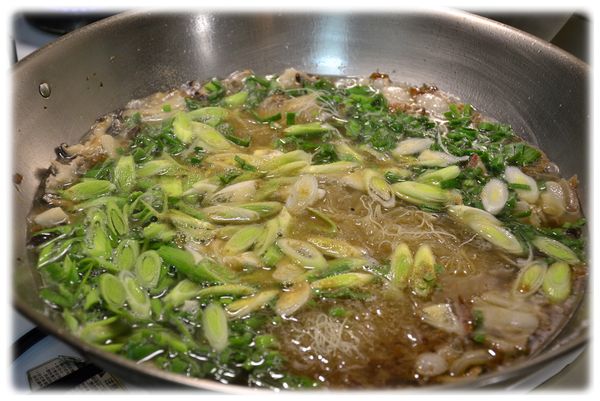 大火煮開後，加入之前炸好的白鯧魚塊，加入米酒，加入蒜白。