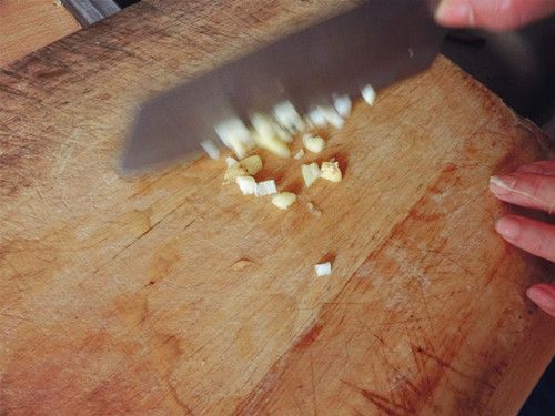 將蒜頭切成蒜末，放置旁邊備用