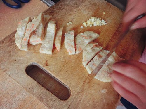 甜不辣切成適合的大小，建議可切成長條狀