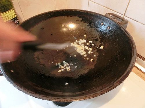 熱鍋後加入少許油，將蒜末爆香