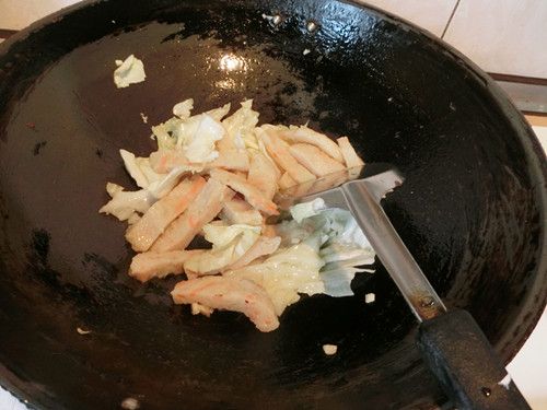 加入高麗菜、丸文甜不辣拌炒