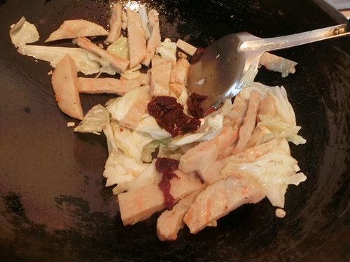 加入韓式辣醬、糖，稍微拌炒後加入水（可依個人口味調整）