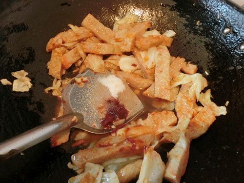 把火轉大快炒，將水分稍為收乾後，即可盛盤上桌