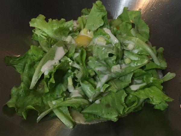 熱鍋後加少許油，倒入麵糊，攤成薄薄一片，鋪上大陸妹，打上一顆蛋，再鋪一些稀釋的麵粉漿。