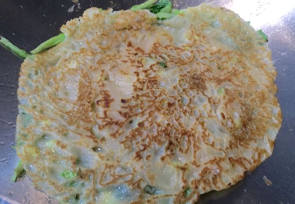 待餅皮周圍微微變色即可翻面。