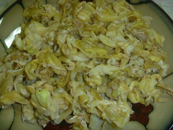 高麗菜乾洗淨之後.切成小段.辣椒ㄧ根切成斜片備用.