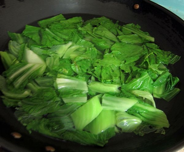 刈菜洗淨切段，入熱水川燙去除苦味後撈起。