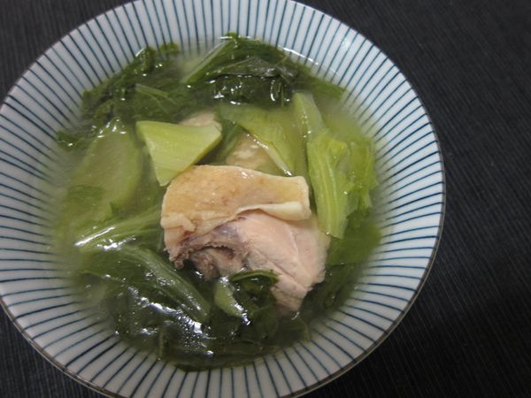 加入塩（可依個人口味調整鹹淡），一碗暖呼呼的刈雞湯就可以上桌了。