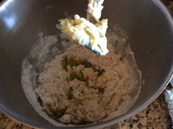 A料先在攪拌缸中混合成絮狀，然後才加入 B，打成光滑出筋的麵團。發酵至兩倍大。