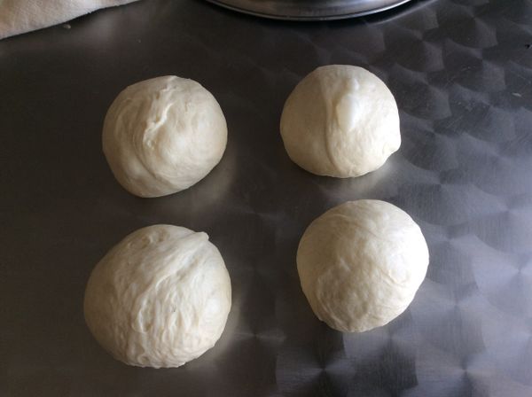 發酵好的麵團壓出空氣，分成四份，滾圓後蓋上保鮮膜鬆弛20分鐘。