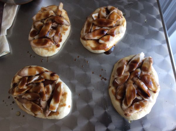 將麵團擀成楕圓片，先刷上橄攬油（材料表外），再刷上照燒醬汁，放上擦乾水分的牛蒡片，再刷照燒醬在牛蒡上面。350°F烤約15-20分鐘。