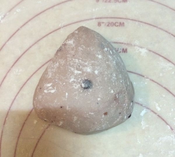 鬆弛完成取出麵團，大致整成一三角形