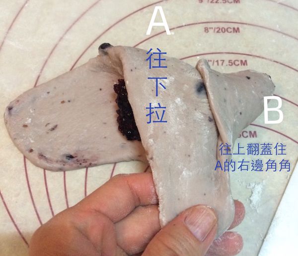 A角往下拉，B角往上蓋住右邊角角