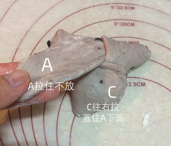 A角拉住不放，C角往右從A角下方蓋住下面角角