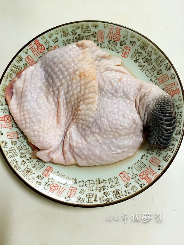 無骨雞腿平均抹上鹽.花椒醃至30分鐘。