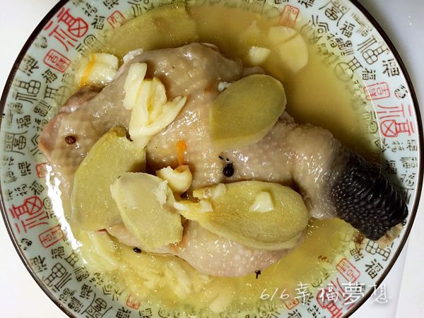 加入少許紹興酒（去腥），蒜頭.薑平均鋪在雞腿上放入電鍋，電鍋加熱冒白煙再計時25分鐘。