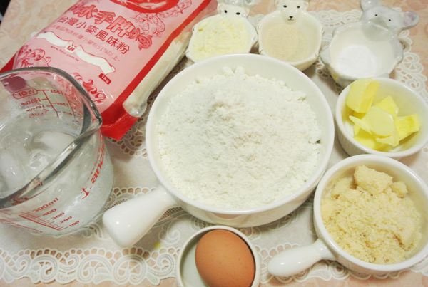 準備食材，水手牌台灣小麥風味粉，糖，鹽，奶油，奶粉，雞蛋，酵母粉，冰水。
夏天天氣熱避免麵團在攪打的時候溫度過高，所以加入冰水，那冬天就可以用常溫的水即可。