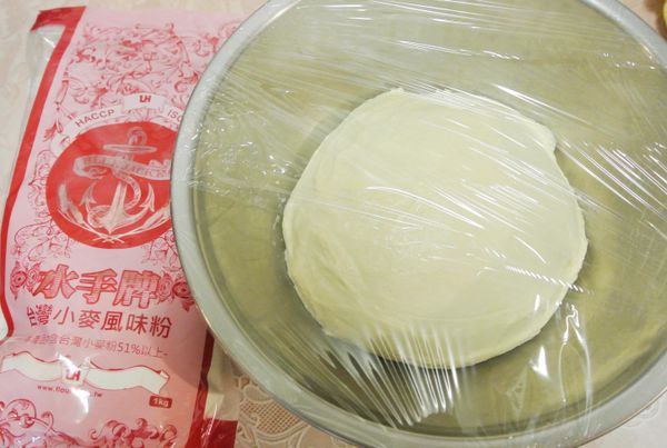 所有材料，除了奶油，都放入攪拌鋼內攪拌成糰。
成糰後加入奶油繼續攪拌，攪拌到麵糰可以拉出薄膜狀，這樣的口感會比較好喔！
成糰的麵糰放入不繡鋼鍋內，蓋上保鮮膜，基礎發酵1小時，夏天天氣熱，可在室溫發酵，如果是冬天，需要在35～40度的發酵箱內發酵！