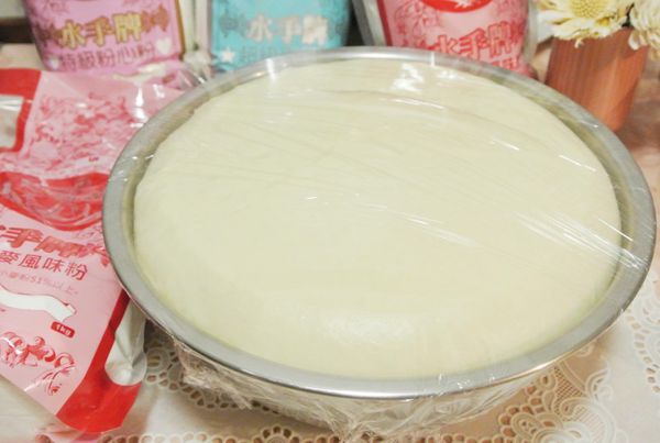 一小時過後，麵糰基礎發酵完成！