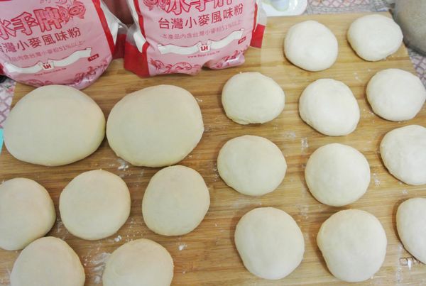 分割麵糰，分割成50g麵糰16個，90g麵糰2個，並滾圓，鬆弛40分鐘。