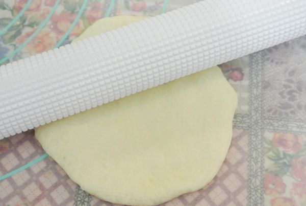 整形，桿平麵糰，如果覺得黏手，手可以適量沾少許水手牌台灣小麥風味粉，這樣會比較容易操做！