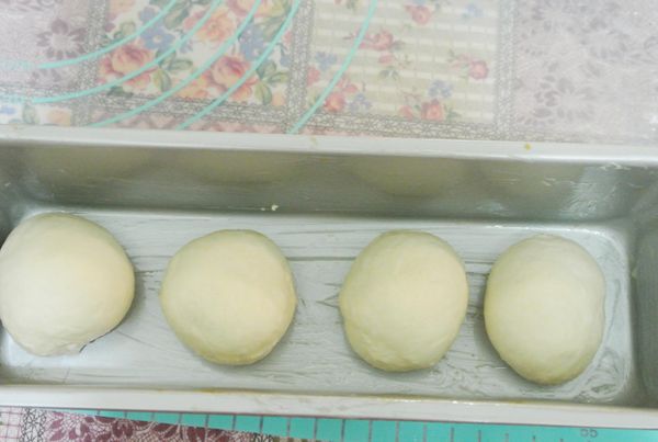 簡單的餐包方式，可以把麵糰直接放入模型中，等待最後發酵！