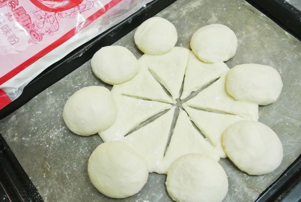 變化整形方式，把90g麵糰桿平，翻面後周邊放上八個整形好的圓麵糰！
桿平的麵糰分出八等分，一片黏一個圓麵糰，表面還可以黏上自己喜歡的堅果裝飾