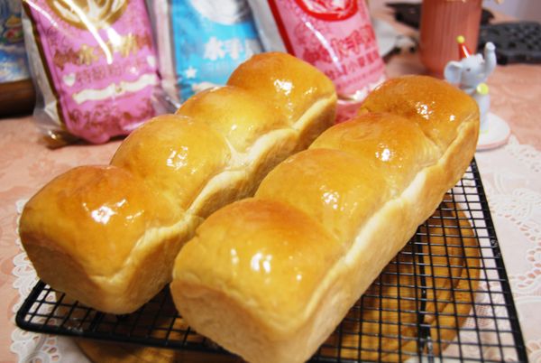 簡易版，餐包用烤溫180度烤24分鐘，表面刷上奶油完成