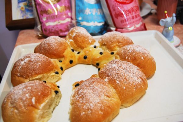 變化版餐包用烤溫180度烤24分鐘，表面撒上水手牌台灣小麥風味粉後完成