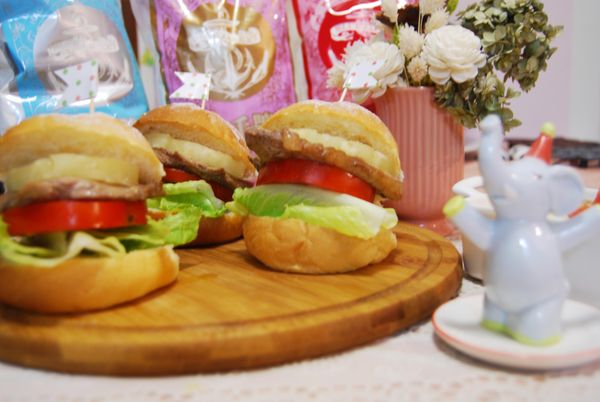 餐包是野餐最好的夥伴，可以運用在鹹食三明治，也可以運用在甜食果醬搭配！
做個小漢堡出去野餐可是超吸睛的呦。