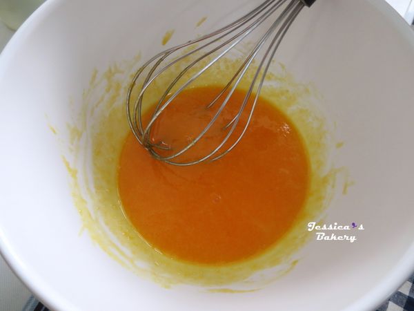 蛋黃、砂糖放入盆中，用打蛋器混合均勻，加入玉米粉拌至無粉粒。