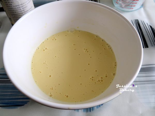 另起一鍋放入牛奶、鮮奶油、香草精，用小火煮到鍋邊略為起泡關火，一次一點點加入蛋黃糊中混合均勻。