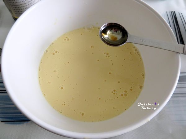 加入君度橙酒拌勻，完成布丁液 (可用蘭姆酒替代，也可省略)。