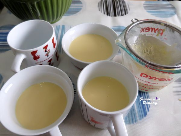 用篩網過篩，平均倒入馬克杯裡。