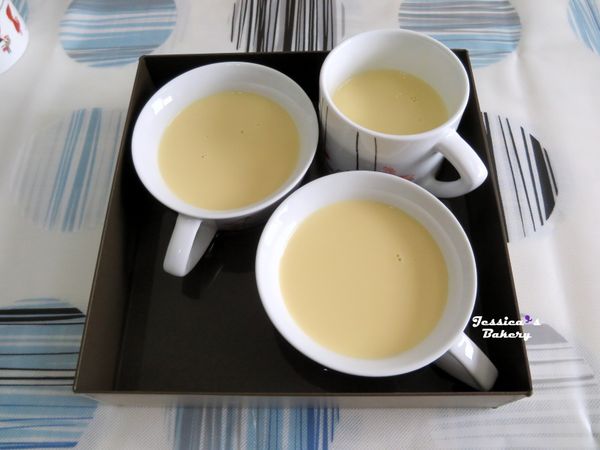 深烤盤加入開水約1公分，用蒸烤方式160度烤35分，關火悶5分後，取出放涼再移入冰箱冷藏。