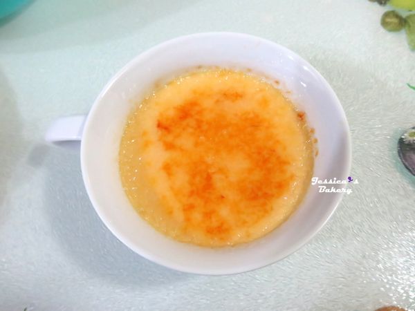 食用前才從冰箱取出，表面撒上約1小匙的砂糖，用噴槍將砂糖烤至焦糖化即可。