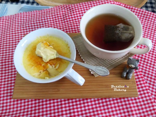 表面微熱的烤焦糖和底部冰涼的布蕾，泡杯無糖大吉嶺搭配濃郁奶香的焦糖烤布蕾...更添美味。