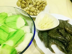 備好食材

白蝦剪去頭鬚

絲瓜削成厚片狀

薑切成絲

鴻禧菇洗淨