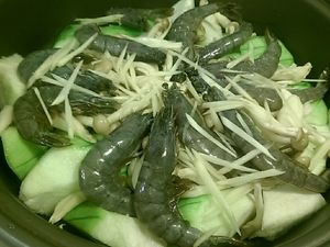 用平底略有深度的鍋子

依序放上絲瓜 白蝦 鴻禧菇 薑絲

加入米酒及一湯匙的水及鹽巴