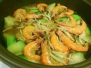 待蝦子煮熟即可關火