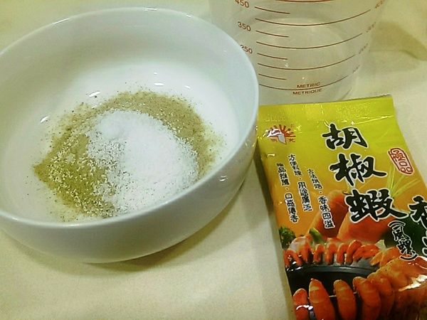 備好胡椒醬汁的調味料
