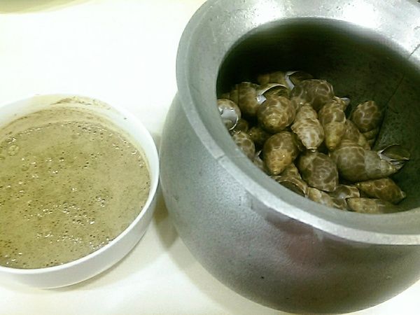 胡椒醬汁備好 鳳螺放入專用鍋