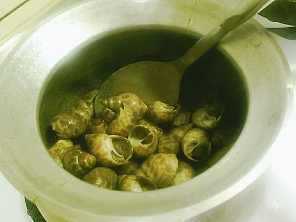 先用大火將胡椒醬汁煮滾後轉中火燒乾

過程需攪拌幾次讓鳳螺均勻吸收到胡椒醬汁