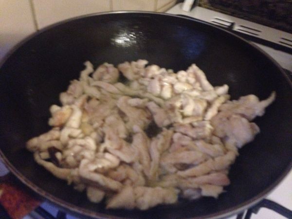開大火熱鍋，鍋熱以後放油，多放一些比較好，大約1/3杯的油。油熱以後滑入雞絲，攤平以後不要翻動，至少2，3分鐘，然後翻過來，也是不要拌炒，至少也是2.3分鐘，等到雞絲全部變色，才能拌炒，這樣雞絲才會滑嫩可口，否則會糊成一堆！炒開的雞絲鏟到旁邊備用。