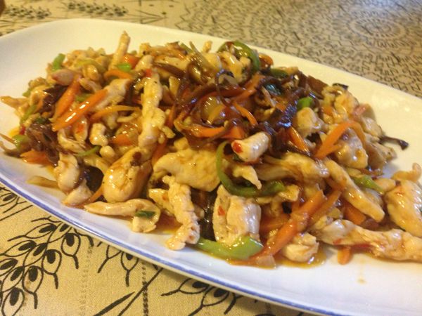 色澤明亮，香辣滑嫩的魚香雞絲就做好了。旁邊一定要準備白飯，超下飯的！