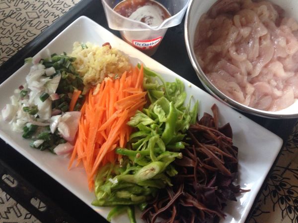首先將材料準備好，雞胸肉切成細絲，1/3杯的水里，加入1小匙鹽，2小匙太白粉，黑胡椒粉，混合好以後倒入雞絲裡，用手馬殺雞，讓太白水吃進去，至少醃20分鐘。胡蘿蔔去皮切絲，青椒去仔切絲，黑木耳泡熱水瀝乾切絲，蔥薑蒜都剁碎準備好如圖。另外在一個小杯子裡放入糖，鹽，醋，太白粉，水混合好如圖。