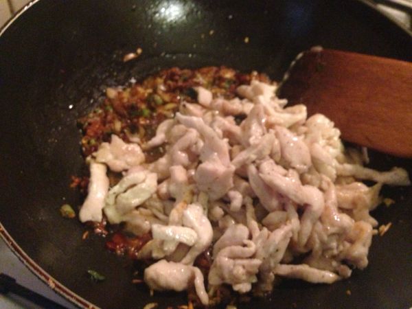 將備好的雞絲再度滑入拌炒均勻，然後把炒好的蔬菜絲也倒入拌炒，最後將調好的糖醋醬油太白水倒入勾個薄芡。