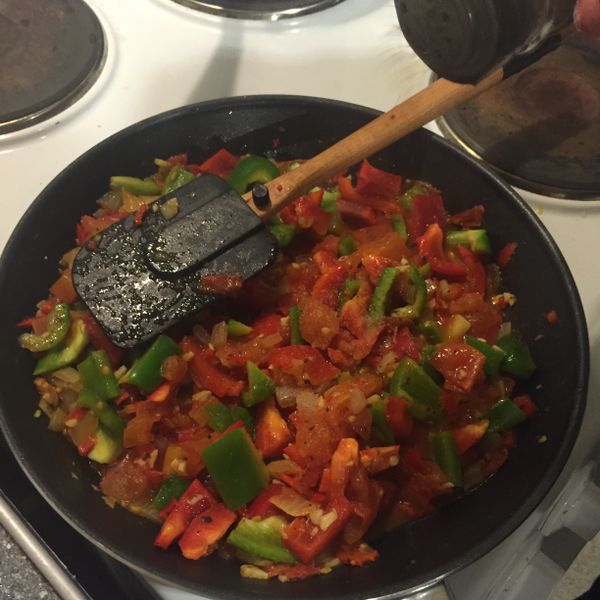 將蒜、辣椒、洋蔥切成粉末狀，放入平底鍋與橄欖油拌炒10分鐘，將番茄碎末放入一起拌炒，並加入巴西里葉碎末，悶煮15分鐘。