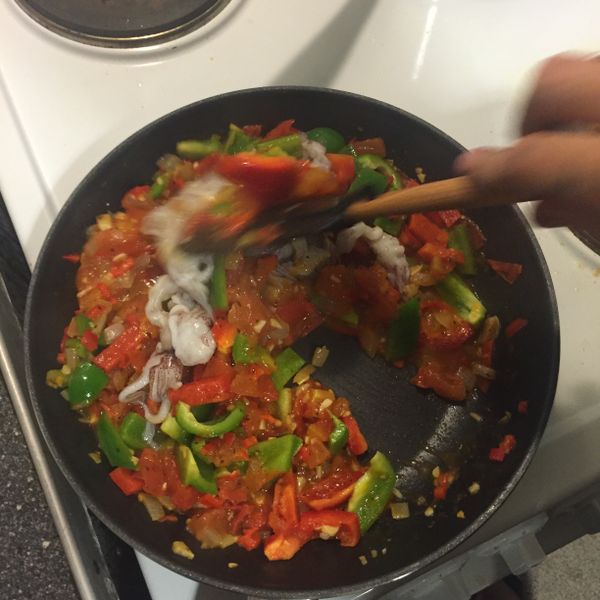 放入黃紅青椒及魷魚，直到煮熟。